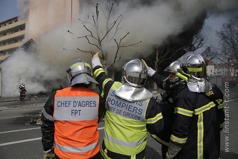 les responsables des Pomiers se concertent devant l'hôtel Ibis incendié